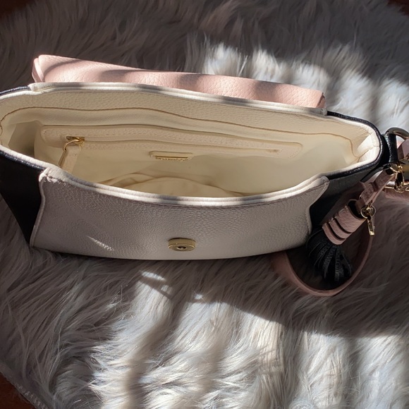 🛑SOLD🛑 GUESS Women’s top handle flap bag - Picture 7 of 10